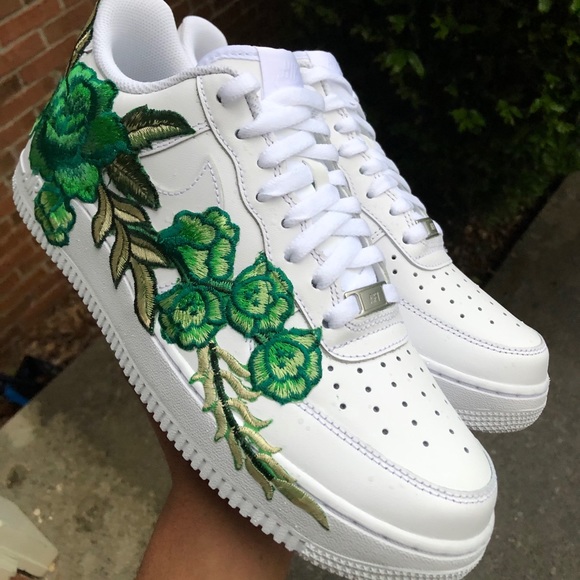 Green Rose - Picture 2 of 3